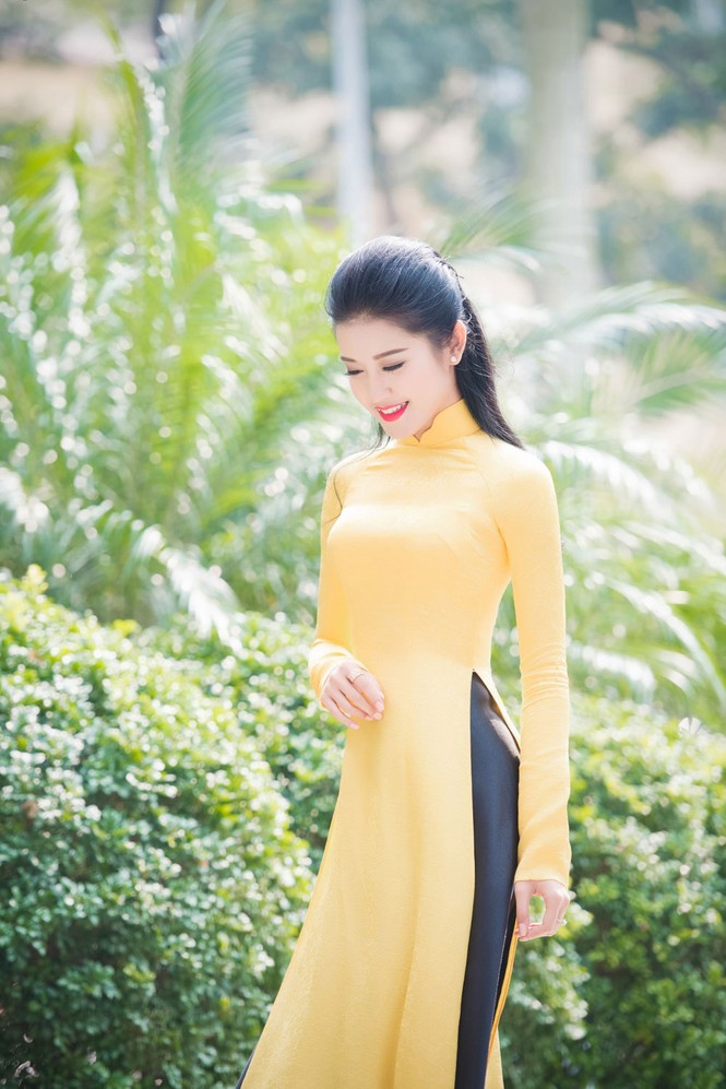 Á hậu Huyền My rạng rỡ áo dài vàng ghi hình Tết - ảnh 3