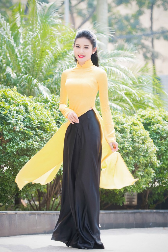 Á hậu Huyền My rạng rỡ áo dài vàng ghi hình Tết - ảnh 2