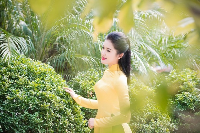 Á hậu Huyền My rạng rỡ áo dài vàng ghi hình Tết - ảnh 4
