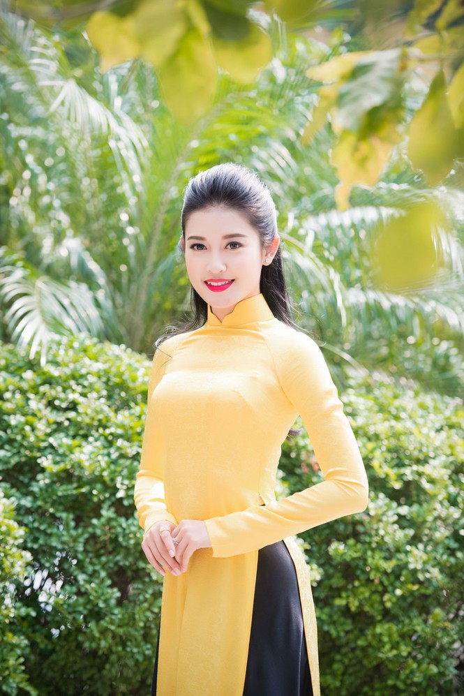 Á hậu Huyền My rạng rỡ áo dài vàng ghi hình Tết - ảnh 1