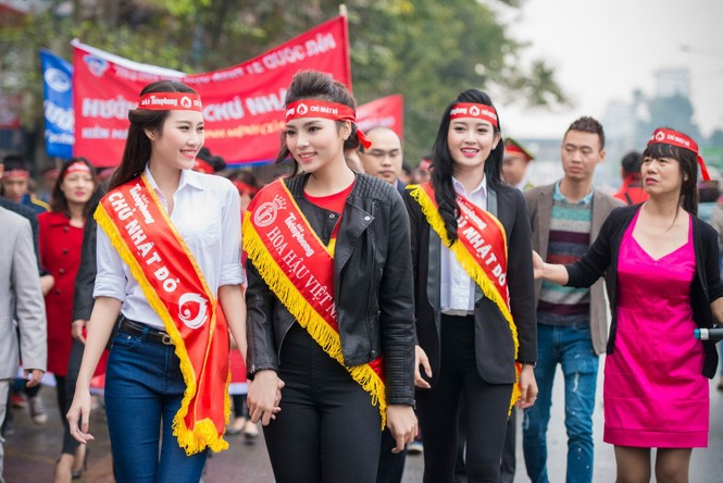 Người đẹp rạng rỡ tại Chủ Nhật Đỏ 2015 ở Hà Nội - ảnh 2