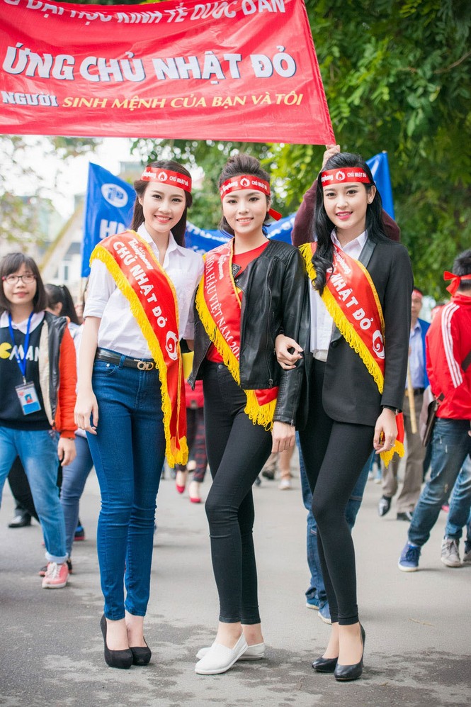 Người đẹp rạng rỡ tại Chủ Nhật Đỏ 2015 ở Hà Nội - ảnh 1