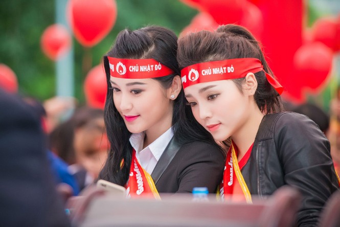 Người đẹp rạng rỡ tại Chủ Nhật Đỏ 2015 ở Hà Nội - ảnh 10
