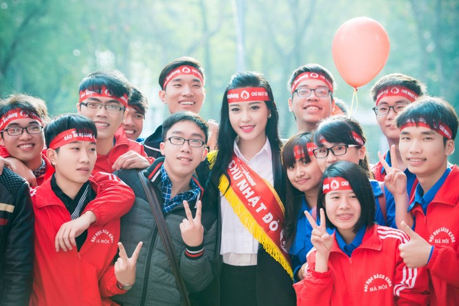 Người đẹp rạng rỡ tại Chủ Nhật Đỏ 2015 ở Hà Nội - ảnh 18