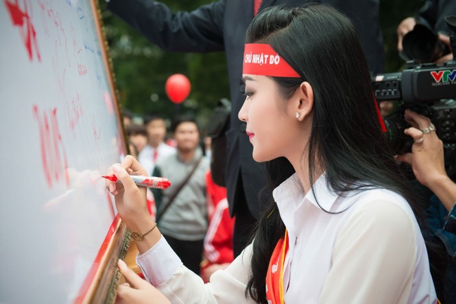 Người đẹp rạng rỡ tại Chủ Nhật Đỏ 2015 ở Hà Nội - ảnh 11
