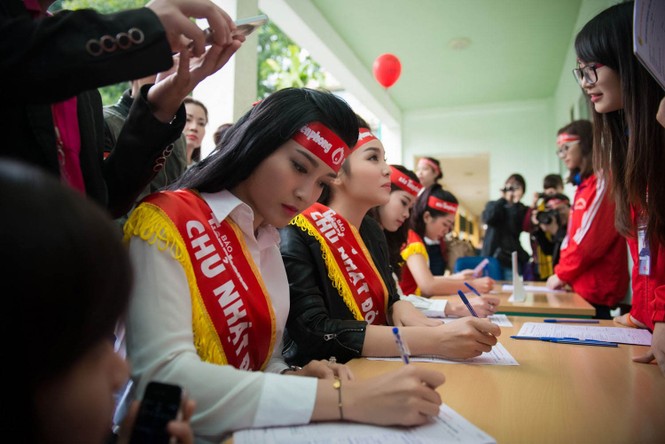 Người đẹp rạng rỡ tại Chủ Nhật Đỏ 2015 ở Hà Nội - ảnh 13