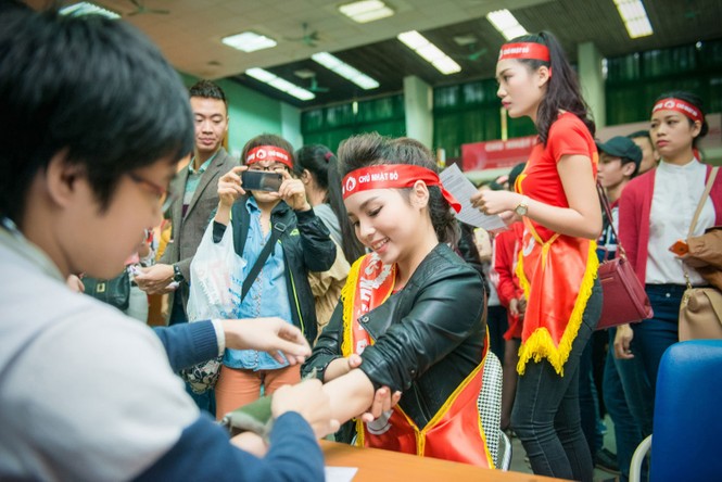 Người đẹp rạng rỡ tại Chủ Nhật Đỏ 2015 ở Hà Nội - ảnh 14