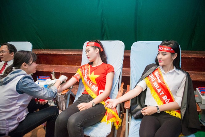 Người đẹp rạng rỡ tại Chủ Nhật Đỏ 2015 ở Hà Nội - ảnh 16