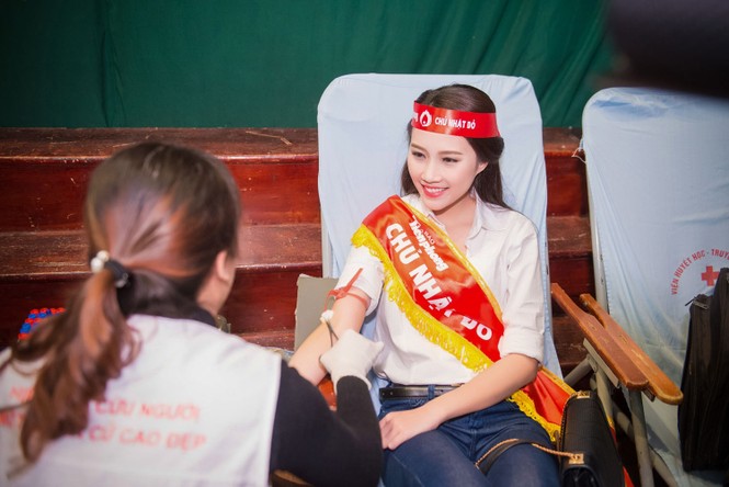 Người đẹp rạng rỡ tại Chủ Nhật Đỏ 2015 ở Hà Nội - ảnh 17