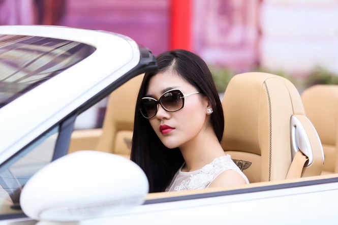 'Người đẹp tài năng' Kiều Anh sành điệu bên xế hộp trắng muốt - ảnh 2