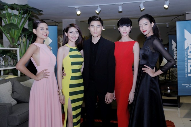 Quán quân Next Top Model Quang Hùng tình tứ cùng bạn gái - ảnh 10