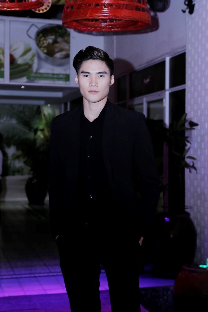 Quán quân Next Top Model Quang Hùng tình tứ cùng bạn gái - ảnh 1