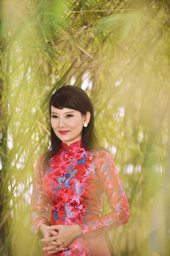 NSƯT Mỹ Uyên mặc áo dài rực rỡ ghi hình Tết - ảnh 1