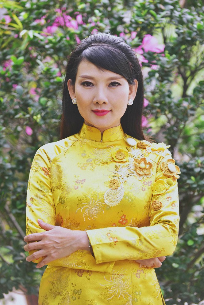 NSƯT Mỹ Uyên mặc áo dài rực rỡ ghi hình Tết - ảnh 3