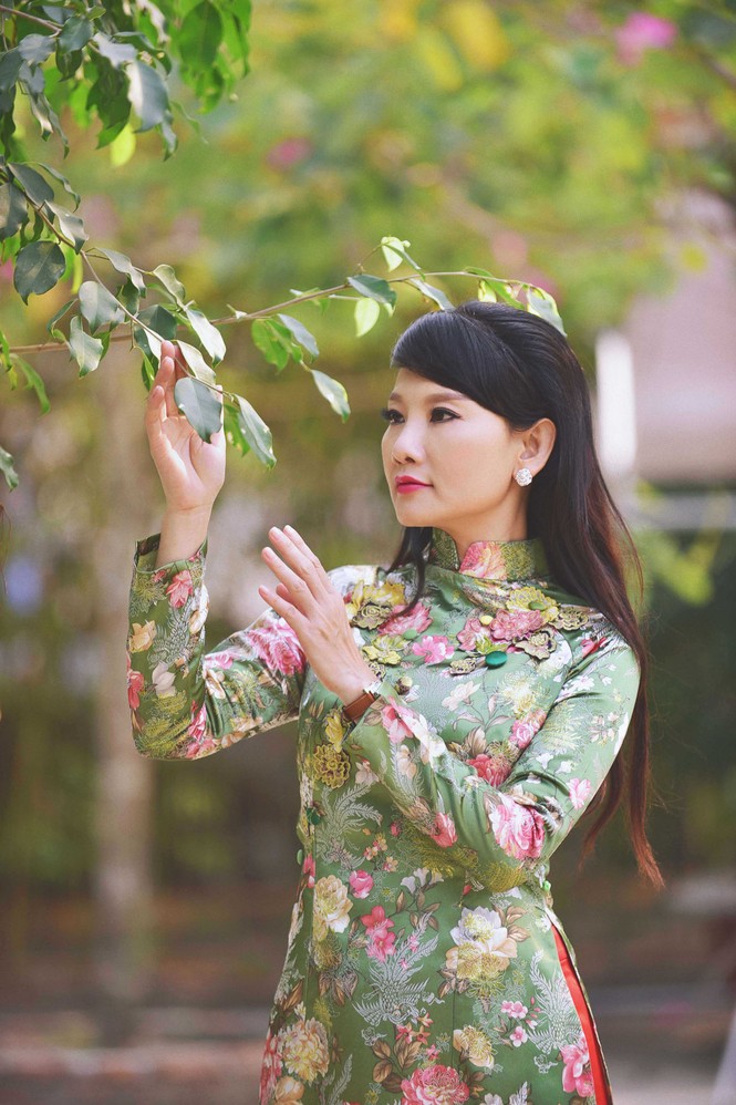 NSƯT Mỹ Uyên mặc áo dài rực rỡ ghi hình Tết - ảnh 9