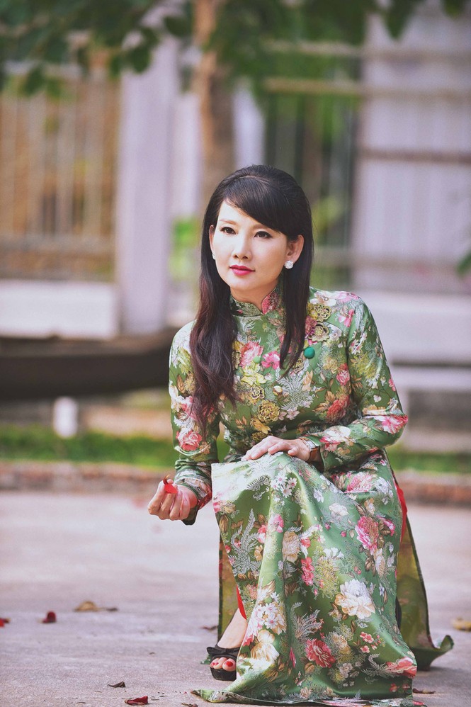 NSƯT Mỹ Uyên mặc áo dài rực rỡ ghi hình Tết - ảnh 5