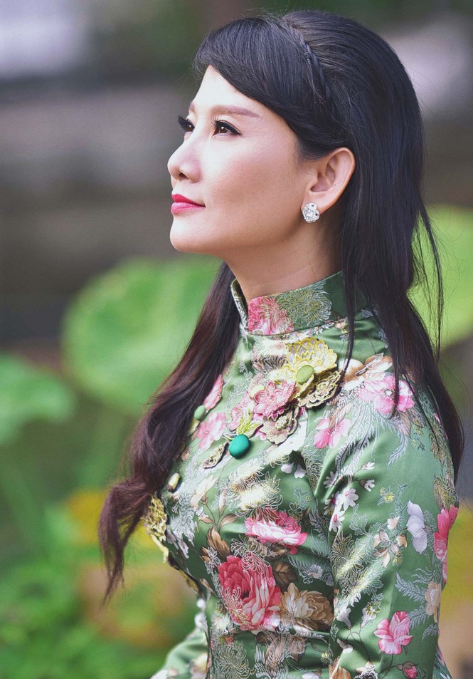 NSƯT Mỹ Uyên mặc áo dài rực rỡ ghi hình Tết - ảnh 8