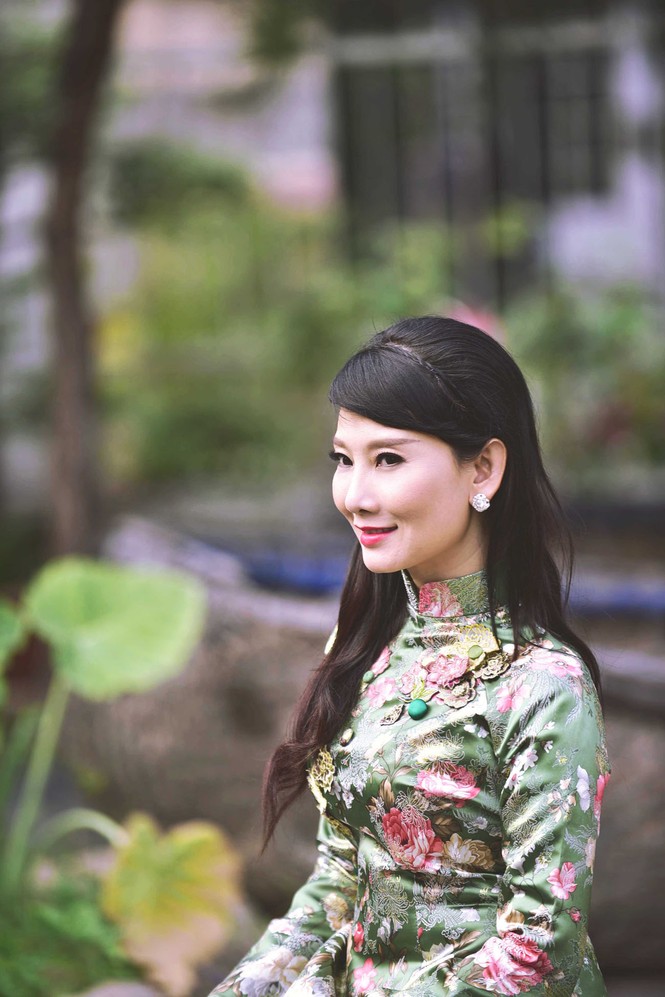 NSƯT Mỹ Uyên mặc áo dài rực rỡ ghi hình Tết - ảnh 4