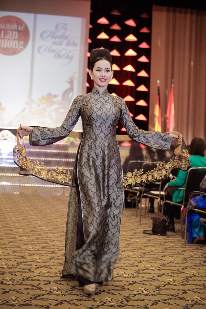 Áo dài Lan Hương đẹp 'mê đắm' trên nước Đức - ảnh 3
