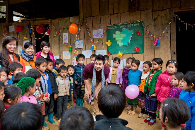 Nguyên Khang đi 'phượt' tặng quà trẻ em dân tộc miền núi - ảnh 3
