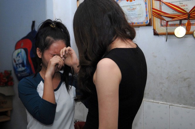 'Cô bé kẹo kéo' hát rong khóc nức nở khi gặp Hồ Quỳnh Hương - ảnh 7