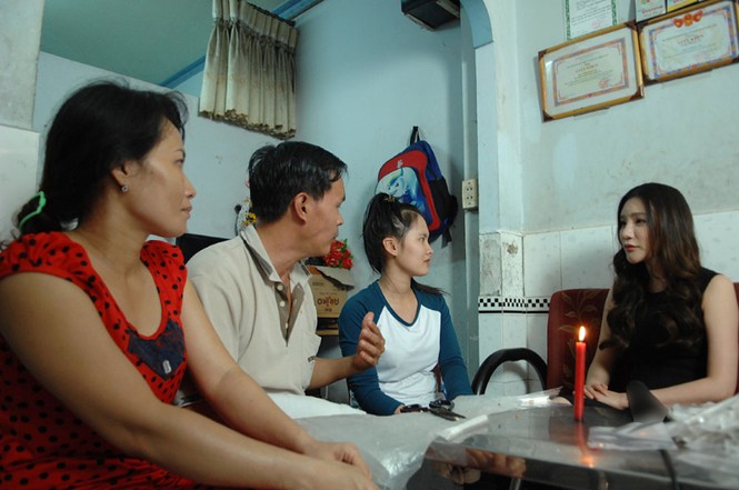 'Cô bé kẹo kéo' hát rong khóc nức nở khi gặp Hồ Quỳnh Hương - ảnh 9