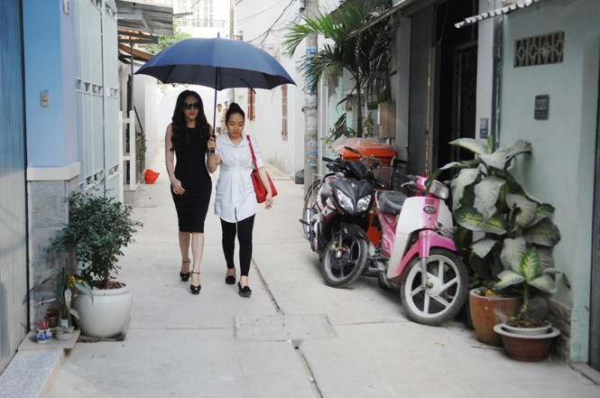 'Cô bé kẹo kéo' hát rong khóc nức nở khi gặp Hồ Quỳnh Hương - ảnh 2