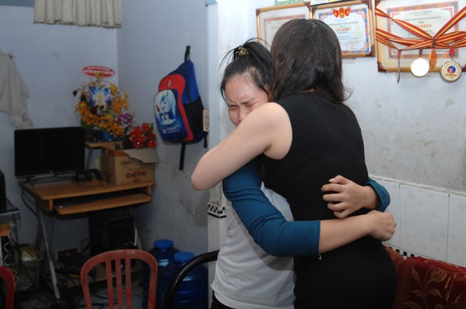 'Cô bé kẹo kéo' hát rong khóc nức nở khi gặp Hồ Quỳnh Hương - ảnh 8