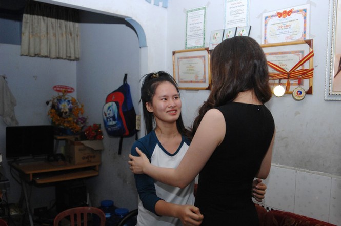 'Cô bé kẹo kéo' hát rong khóc nức nở khi gặp Hồ Quỳnh Hương - ảnh 4