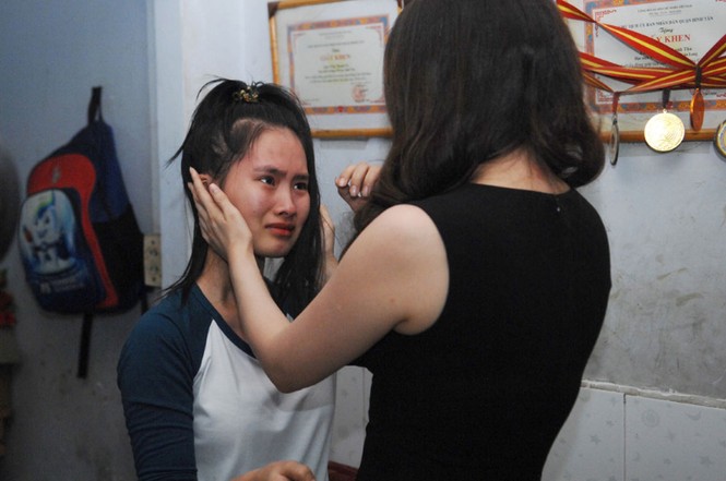 'Cô bé kẹo kéo' hát rong khóc nức nở khi gặp Hồ Quỳnh Hương - ảnh 6
