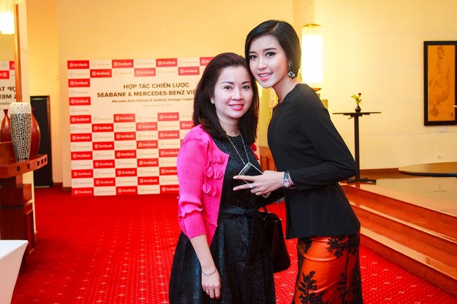 Á hậu Huyền My xinh đẹp cùng mẹ dự sự kiện - ảnh 1