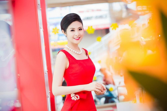 Ngọc Hân khoe vẻ rực rỡ, gợi cảm bên hoa đào - ảnh 3