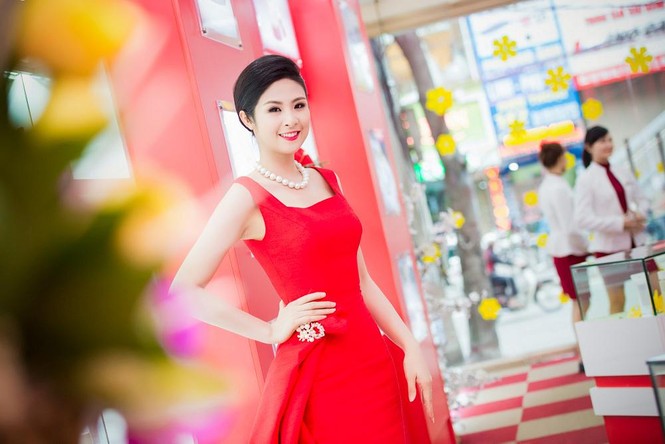Ngọc Hân khoe vẻ rực rỡ, gợi cảm bên hoa đào - ảnh 11