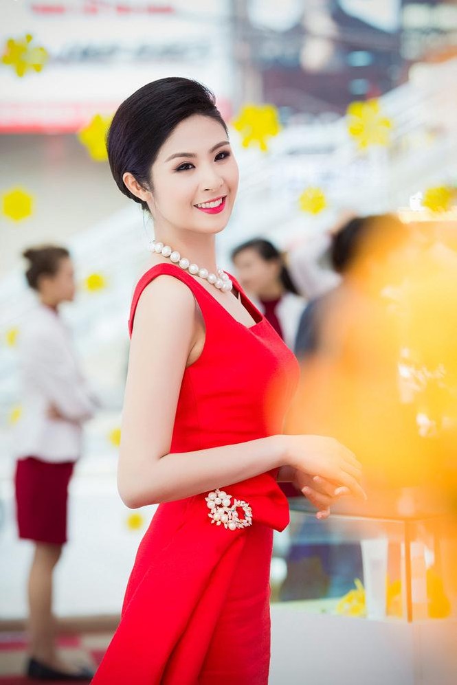 Ngọc Hân khoe vẻ rực rỡ, gợi cảm bên hoa đào - ảnh 2
