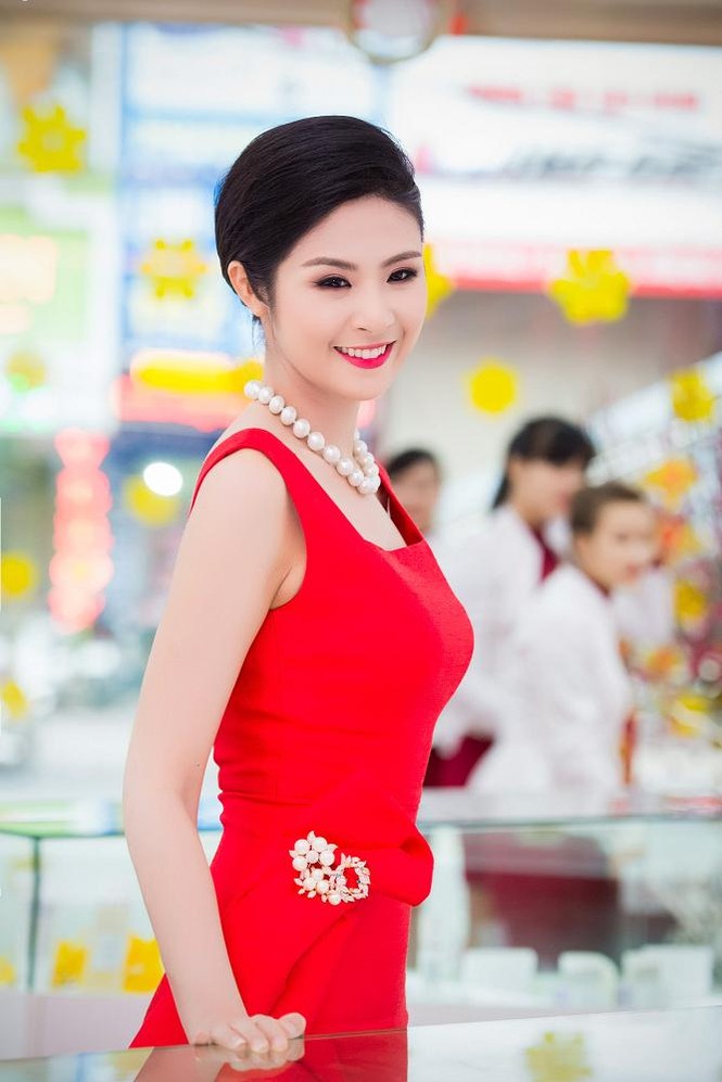 Ngọc Hân khoe vẻ rực rỡ, gợi cảm bên hoa đào - ảnh 4