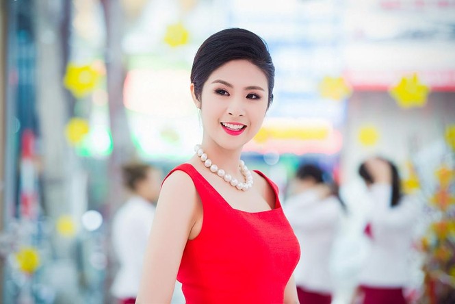 Ngọc Hân khoe vẻ rực rỡ, gợi cảm bên hoa đào - ảnh 5