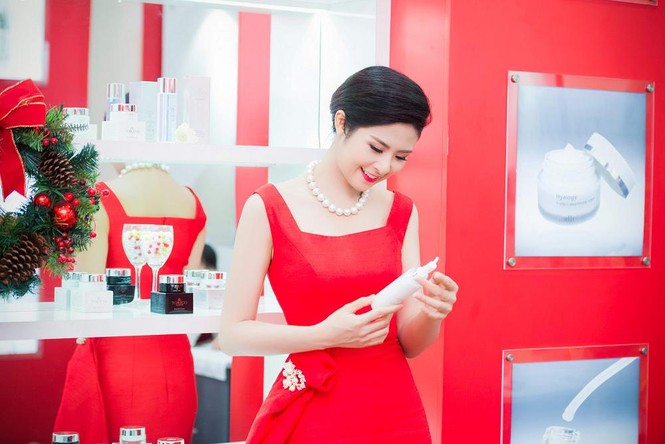 Ngọc Hân khoe vẻ rực rỡ, gợi cảm bên hoa đào - ảnh 7