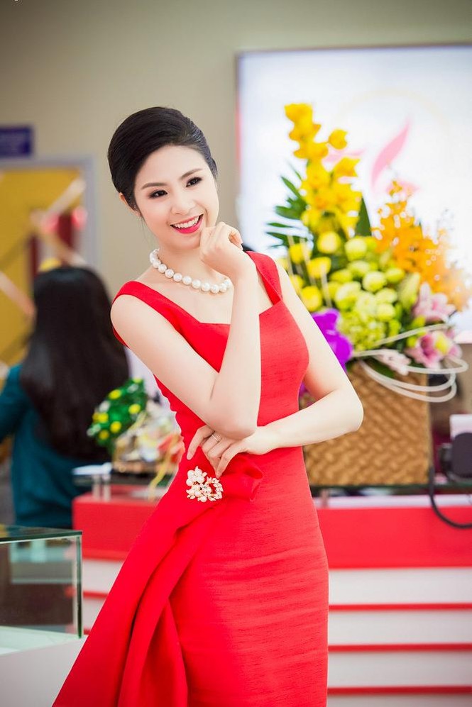 Ngọc Hân khoe vẻ rực rỡ, gợi cảm bên hoa đào - ảnh 1