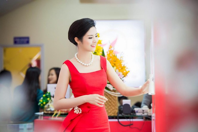 Ngọc Hân khoe vẻ rực rỡ, gợi cảm bên hoa đào - ảnh 6