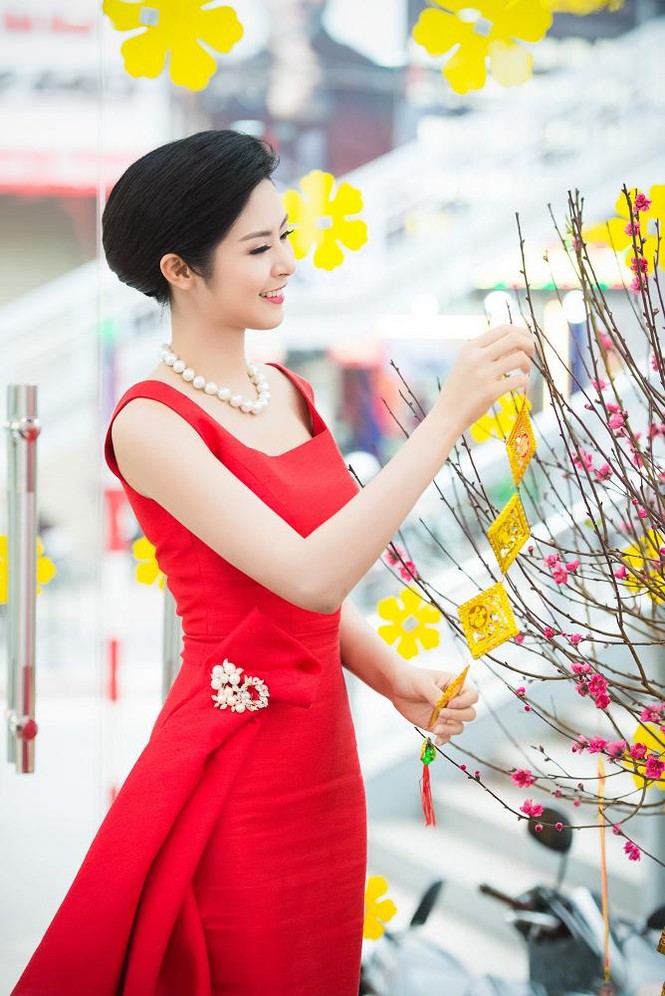 Ngọc Hân khoe vẻ rực rỡ, gợi cảm bên hoa đào - ảnh 8