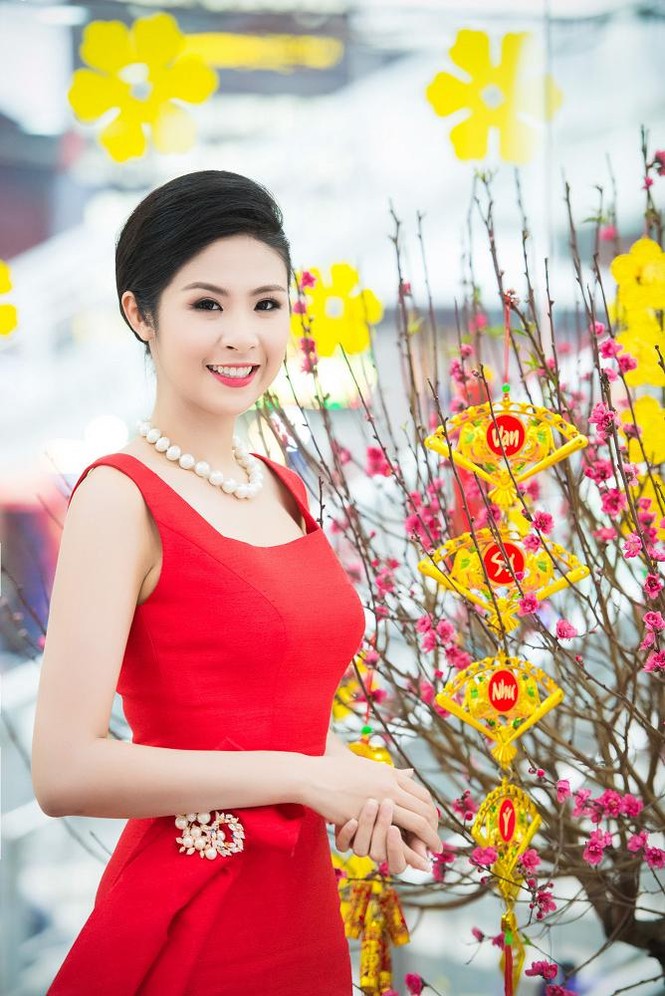 Ngọc Hân khoe vẻ rực rỡ, gợi cảm bên hoa đào - ảnh 9