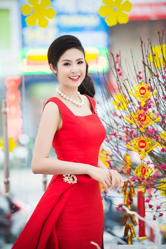 Ngọc Hân khoe vẻ rực rỡ, gợi cảm bên hoa đào - ảnh 10