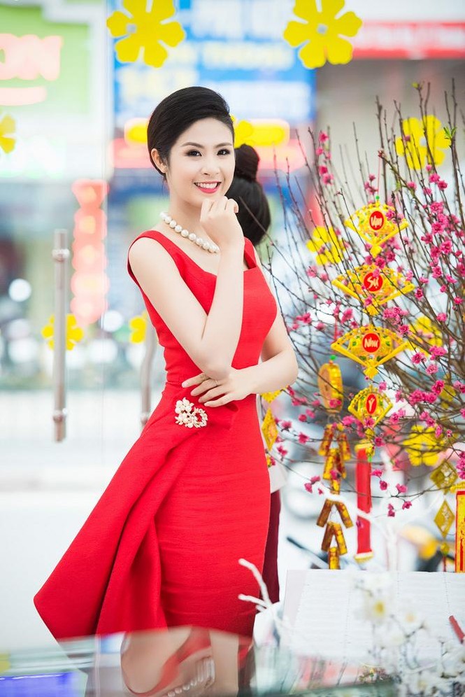 Ngọc Hân khoe vẻ rực rỡ, gợi cảm bên hoa đào - ảnh 12