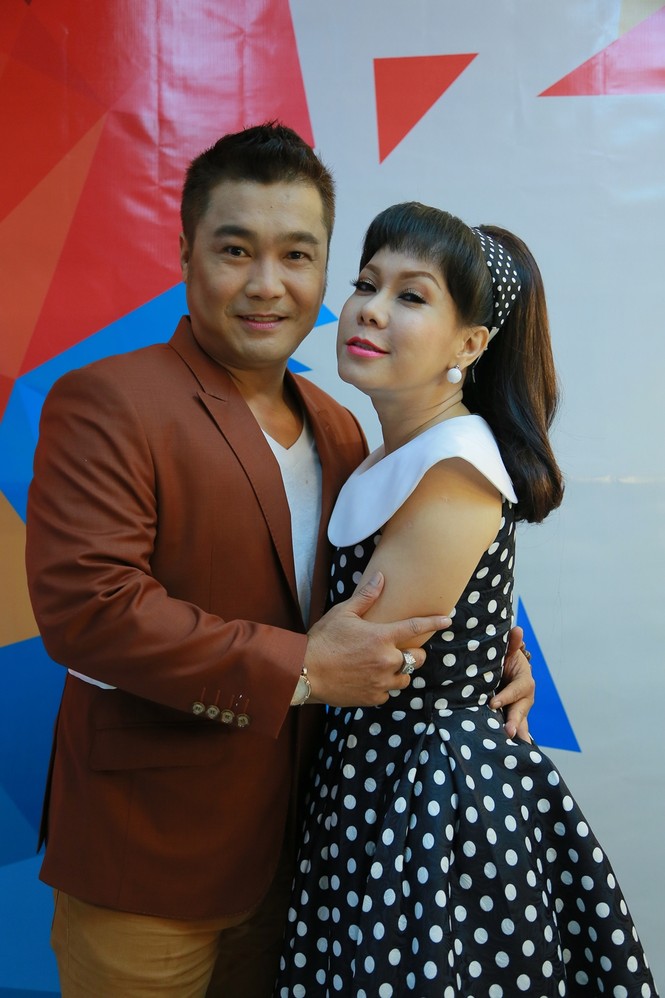 Lý Hùng phong độ ở tuổi 47, bị Việt Hương ôm chặt - ảnh 4