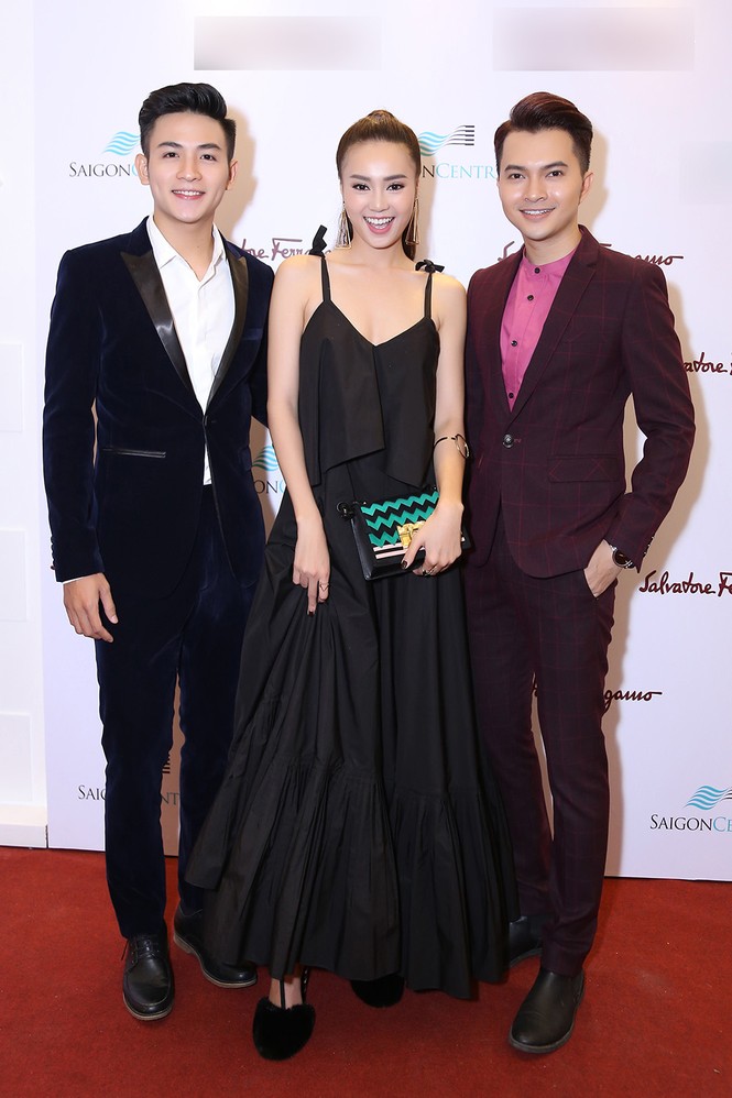 Hương Giang Idol táo bạo quấn khăn làm áo đi dự sự kiện - ảnh 9