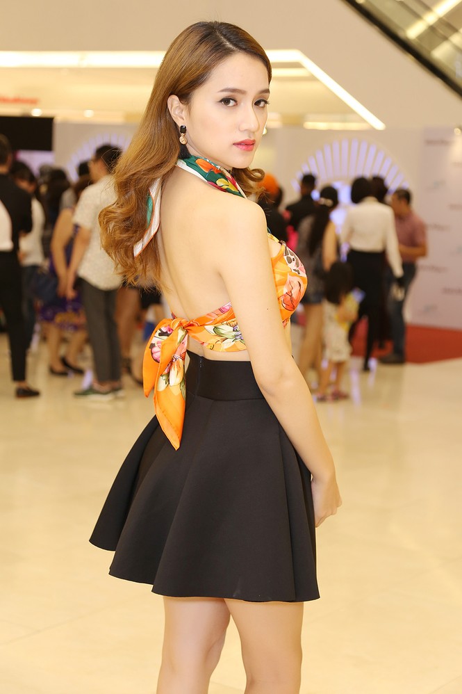 Hương Giang Idol táo bạo quấn khăn làm áo đi dự sự kiện - ảnh 3