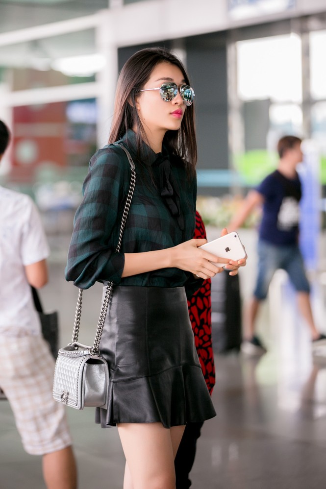 Á hậu Lệ Hằng òa khóc tiễn cha mẹ sang Mỹ định cư - ảnh 1