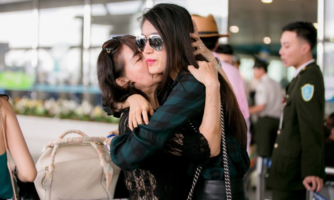 Á hậu Lệ Hằng òa khóc tiễn cha mẹ sang Mỹ định cư - ảnh 5