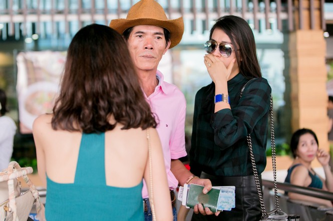 Á hậu Lệ Hằng òa khóc tiễn cha mẹ sang Mỹ định cư - ảnh 4