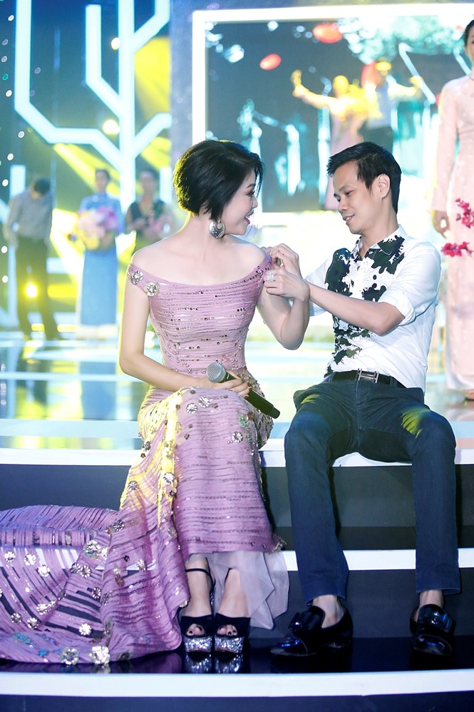 Thu Phương bất ngờ 'xuống tóc' trẻ trung trong Chào Xuân 2017 - ảnh 3